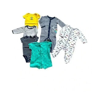 Bundle of 6 pieces of baby clothings size 9 months old bodysuits/footsies